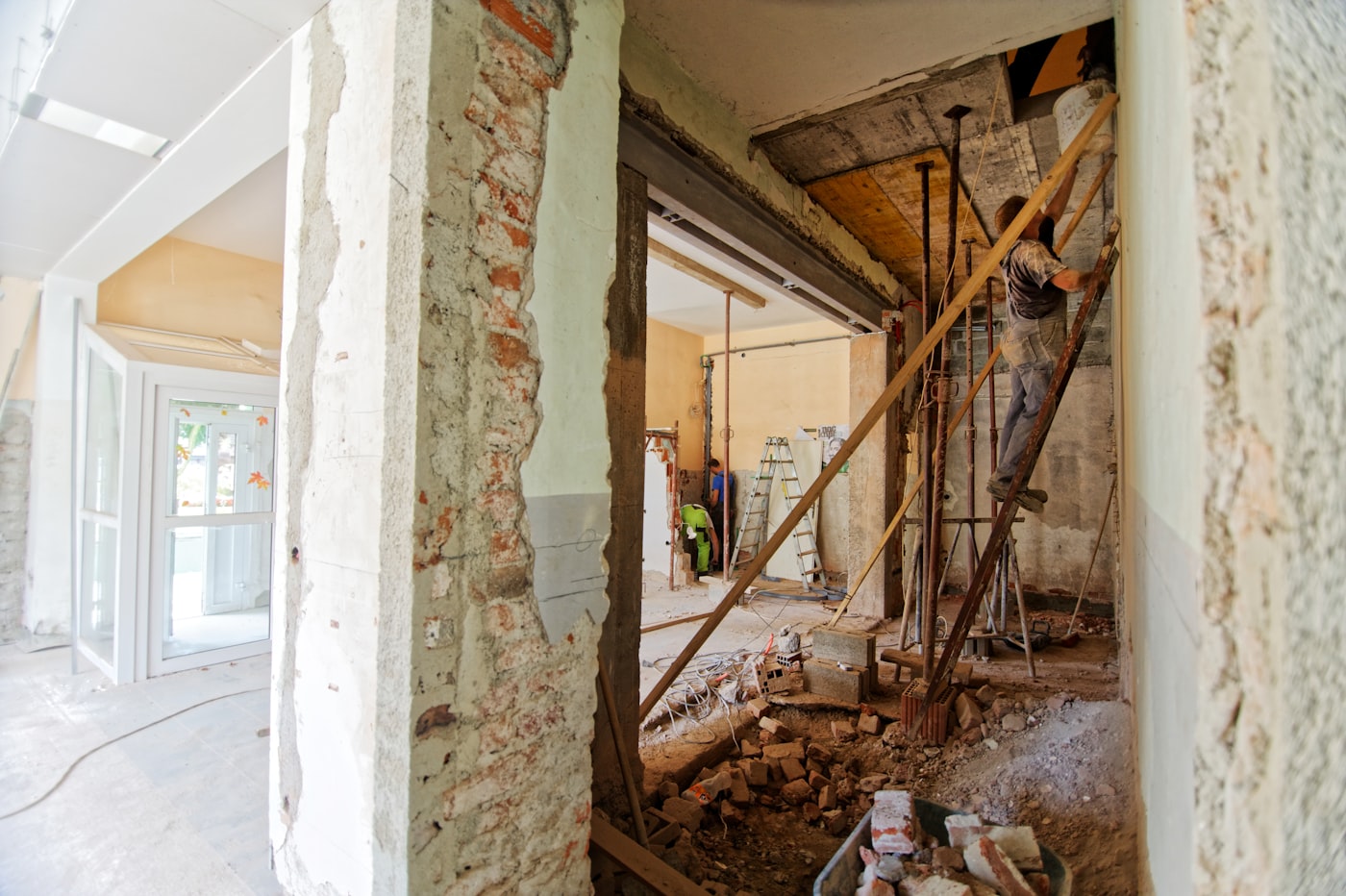 Intérieur en cours de rénovation avec artisan sur échafaudage