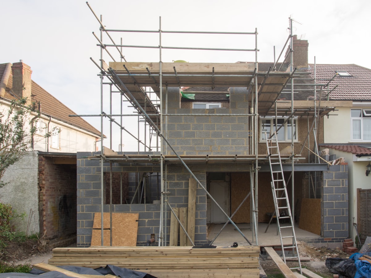 Chantier de rénovation énergétique d'une maison avec échafaudage